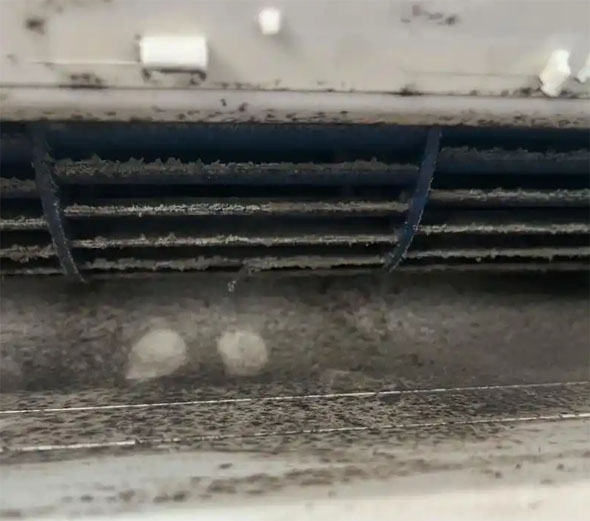 大安空调吹的风有股烧焦味是怎么回事